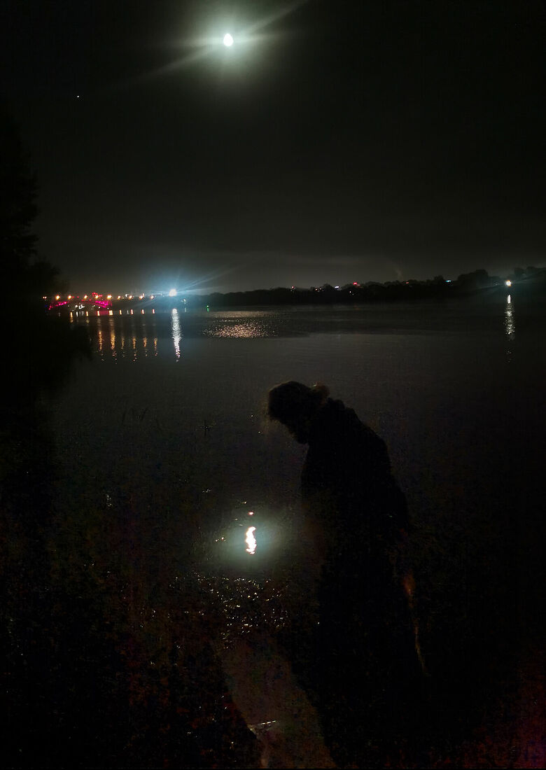 Современное искусство, фотография, видео, инсталляции. Соленая луна кудряво трубит в рукавах / Енисей. фото Анна Андреева